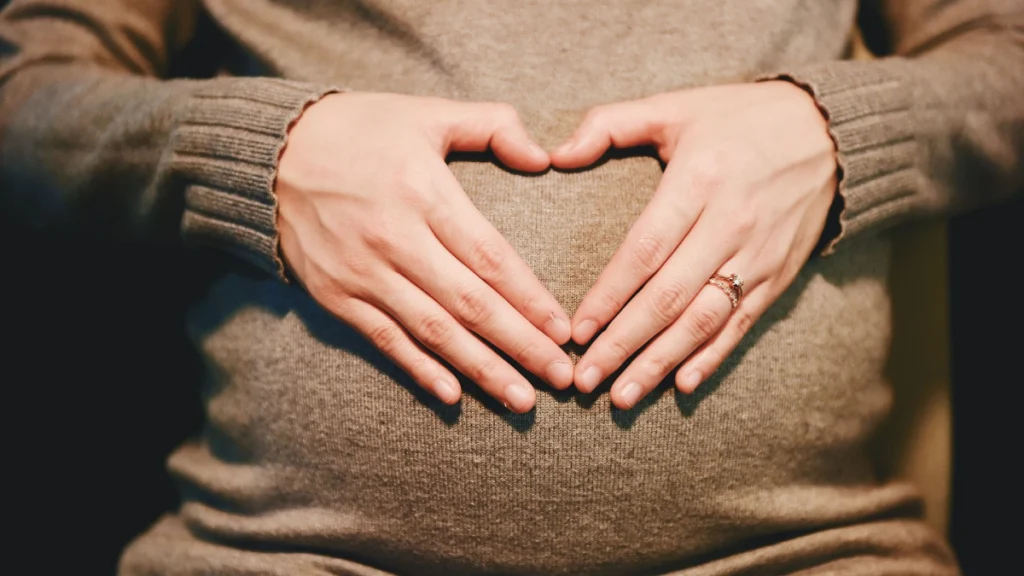 Obrzęki w ciąży wydają się normalne. Ale z tymi objawami mogą oznaczać coś zupełnie innego Ciąża